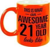 Awesome 21 year cadeau mok / beker neon oranje 330 ml