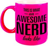 Awesome nerd / slimmerik cadeau mok / beker neon roze 330 ml