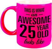 Awesome 25 year cadeau mok / beker neon roze 330 ml