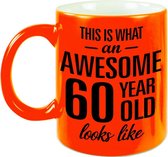 This is what an awesome 60 year old looks like cadeau mok / beker - 330 ml - neon oranje - verjaardag - kado koffiemok / theebeker