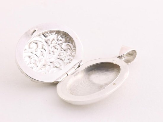 Médaillon ovale en argent artisanal