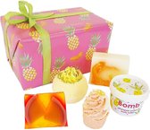 Bomb Cosmetics Bad Geschenkset "Totally Tropical" met handgegoten zeep, bath bombs en meer!