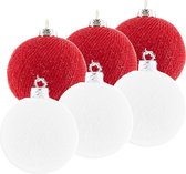 6x Rode en witte kerstballen 6,5 cm Cotton Balls - Kerstversiering - Kerstboomdecoratie - Kerstboomversiering - Hangdecoratie - Kerstballen in de kleur rood en wit