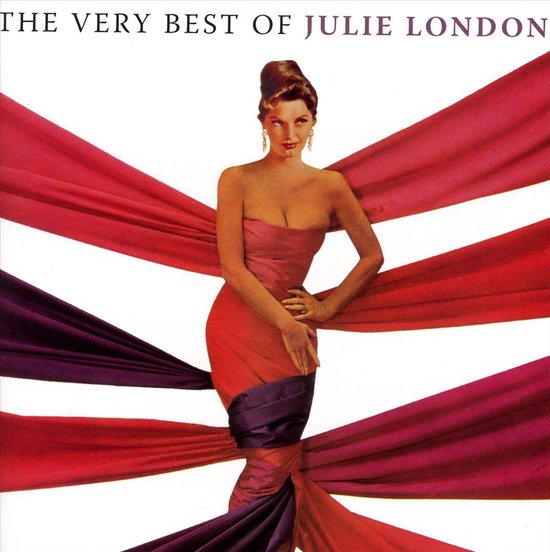 Julie London in een oranje jurk met paarse en rode draperieën.