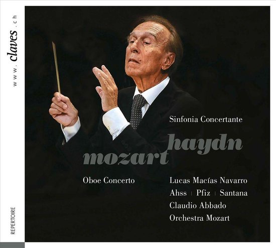 Dirigent Claudio Abbado dirigeert met een baton, op de hoes van het album Mozart en Haydn Sinfonia Concertante.