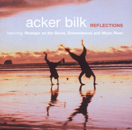 Acker Bilk REFLECTIONS, met "Stranger on the Shore". Twee mensen doen een handstand op het strand bij zonsondergang.