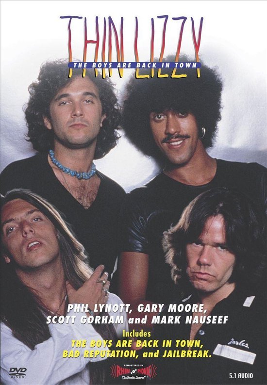 Thin Lizzy 'The Boys Are Back in Town' DVD hoes. Vier mannen met lang haar, bovenste twee met krullen, onderste twee met steil haar.