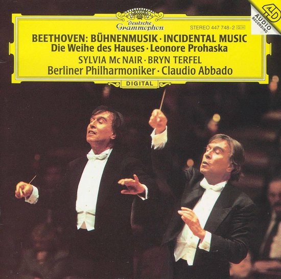 Claudio Abbado dirigeert het Berliner Philharmoniker. Beiden dragen een smoking met strik. Op de hoes staat "Beethoven".
