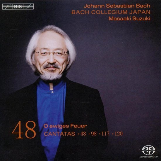 Portret van Masaaki Suzuki, dirigent, met grijze haren, bril en baard, gekleed in een blauw shirt en zwart jasje. De achtergrond is donkergrijs. "48 O ewiges Feuer" staat prominent.