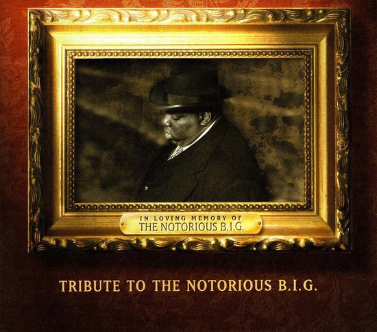 Een goudkleurig, versierd fotolijst met daarin een sepia portret van The Notorious B.I.G. in een hoed en pak. Onderaan het frame een gouden plaatje met 'IN LOVING MEMORY OF THE NOTORIOUS B.I.G.'.