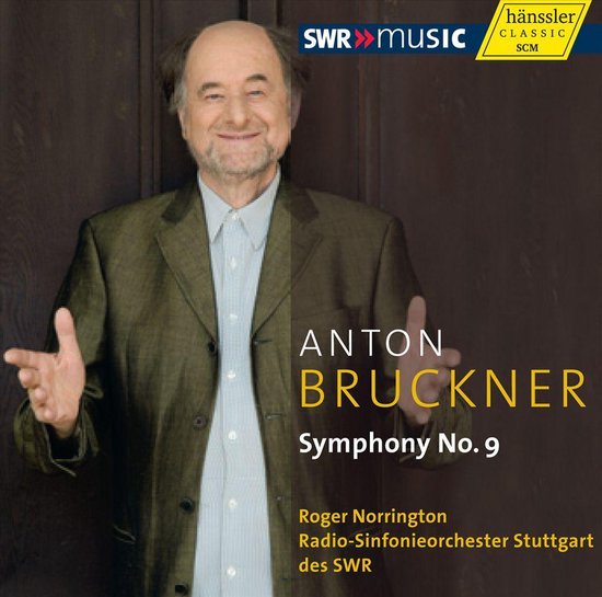 Een man met grijs haar, glimlachend, in een groen jasje en lichtblauw hemd. Tekst: Anton Bruckner, Symphony No. 9, Roger Norrington.