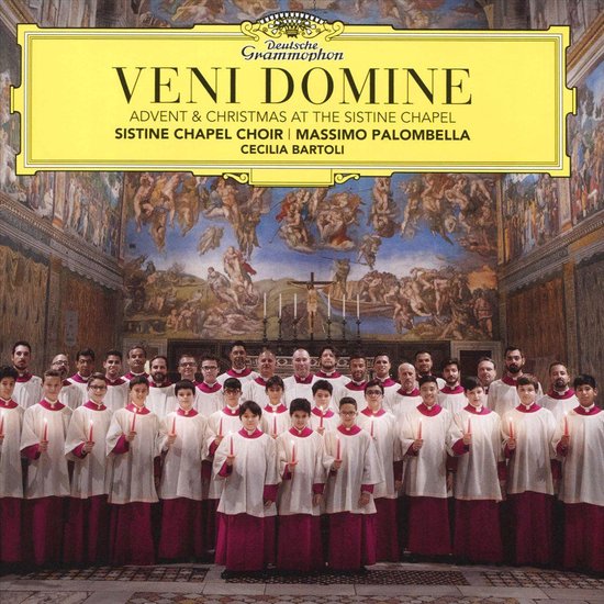 Koorgroep met kaarsen voor een fresco, met de tekst "VENI DOMINE".