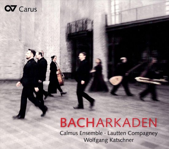 Een groep musici met instrumenten zoals een luit en een cello lopen naar rechts in een stedelijke omgeving. Titel 'BACHARKADEN'.