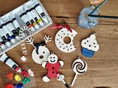 HOUTEN KERSTVERSIERING / WOODEN CHRISTMAS DECORATION - KERSTBOOMHANGERS / TREE HANGERS - SNOEPJES / SWEETS - 6 STUKS - LOLLY, PEPERKOEKEN MAN, CUPCAKE, RENDIER, DONUT EN CANDY CANE - OVERSCHI