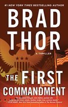 Boekcover van "The First Commandment" met een adelaar en Amerikaanse vlaggen.
