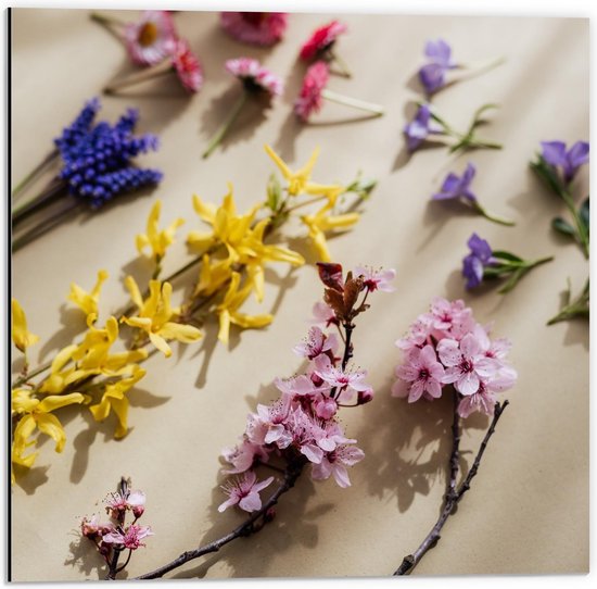 Dibond - Bloemen op Laken - 50x50cm Foto op Aluminium (Met Ophangsysteem)