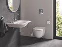 Salle de bain minimaliste avec WC suspendu, porte-brosse WC mural et lavabo.