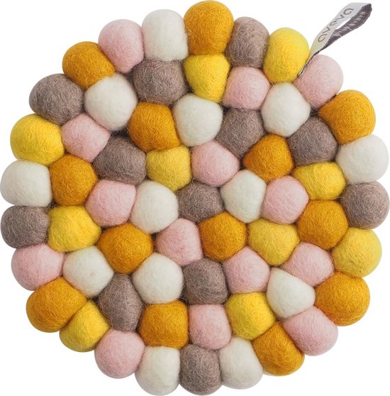 Ronde onderzetter van viltbolletjes in kleuren geel, roze, grijs en wit. Met een lusje van stof.