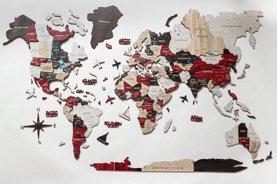 Carte du monde 3D en bois avec pays rouges et blancs, décorations d'avion et de bateau.