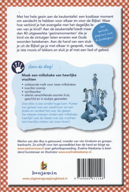 Achterkant van een boek met een recept voor aardbeienmilkshake, illustraties van gezinnen aan tafel en keukenbenodigdheden.