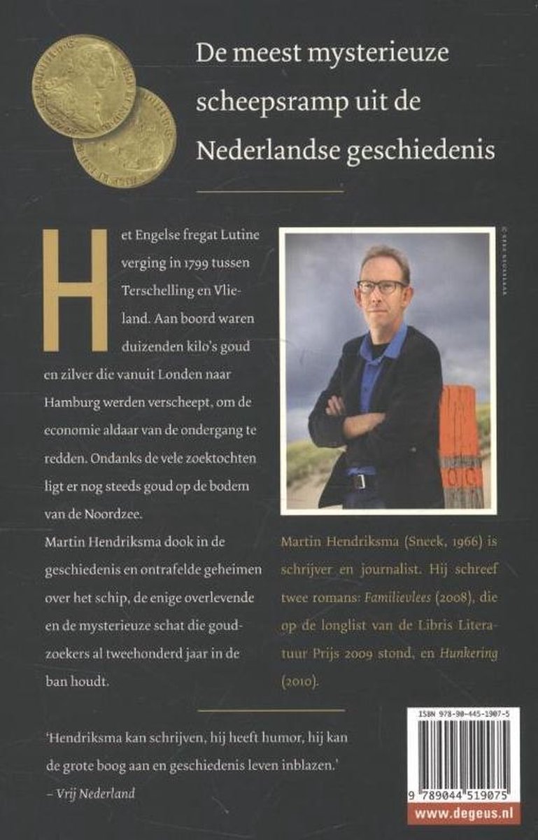 Achterkant boek met twee gouden munten en auteur Martin Hendriksma staand, met tekst over het schip Lutine.