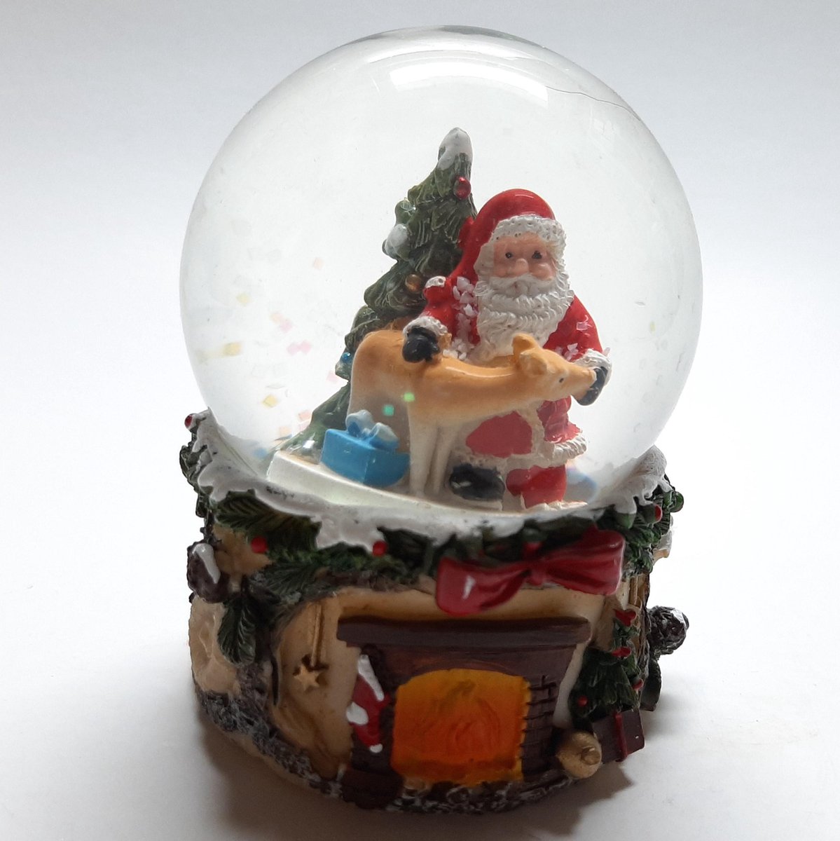 Sneeuwbol haardvuur met strik kerstman kerstboom en rendier 9cm hoog bol