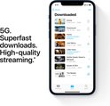iPhone 12 toont '5G. Superfast downloads. High-quality streaming.' op het scherm.