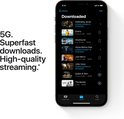 iPhone met 5G-verbinding. Scherm toont gedownloade films en series.