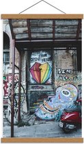 Schoolplaat – Oud Gebouw met Graffiti Afbeeldingen  - 40x60cm Foto op Textielposter (Wanddecoratie op Schoolplaat)