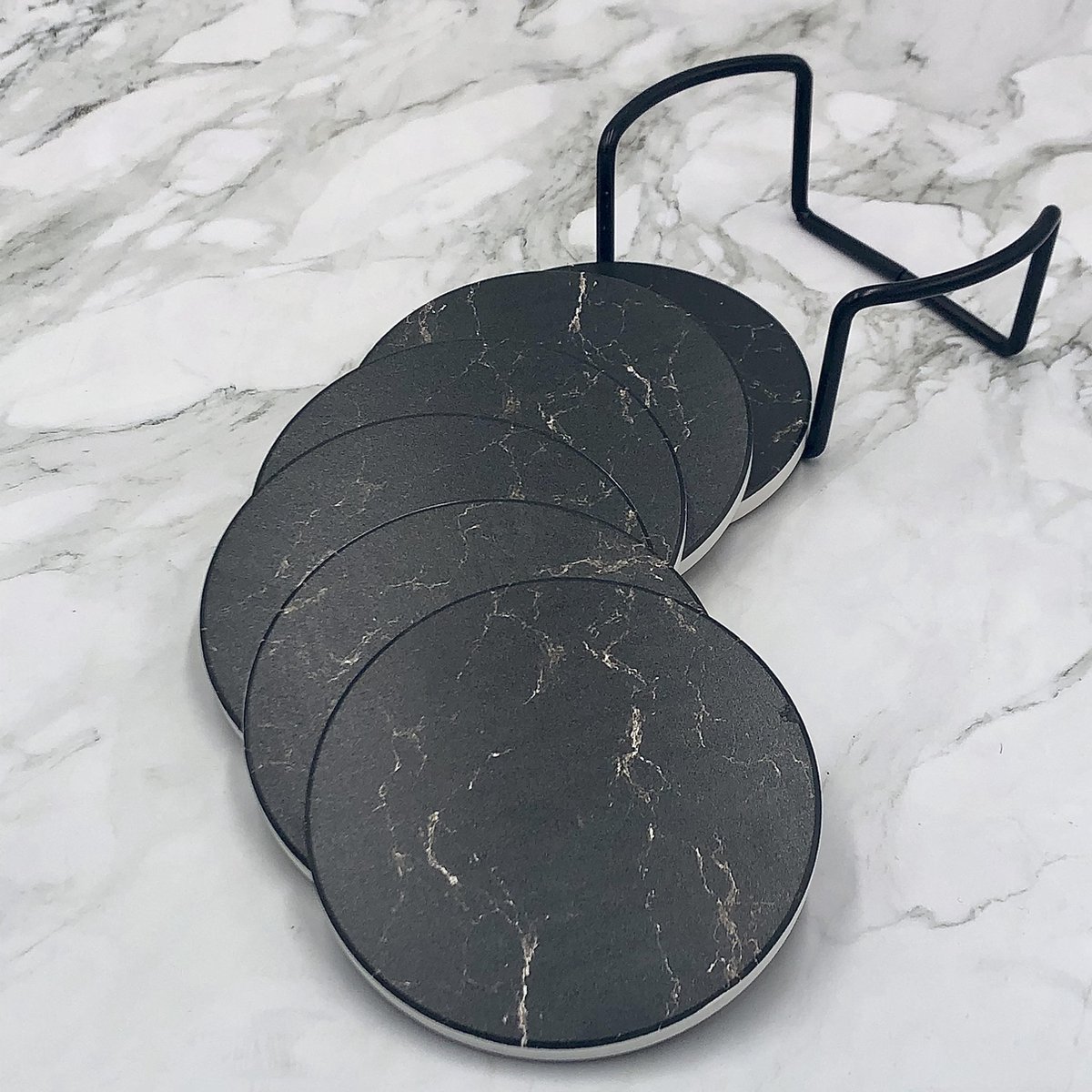 Maison Extravagante - Luxe onderzetters met marmer look voor glazen en mokken - Set van 6 - Zwart- Inclusief zwarte metalen houder - Keramische onderzetters - Anti-slip - Rond — cadeau in Wonen & Interieur - foto 2