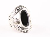Opengewerkte zilveren ring met onyx - maat 17