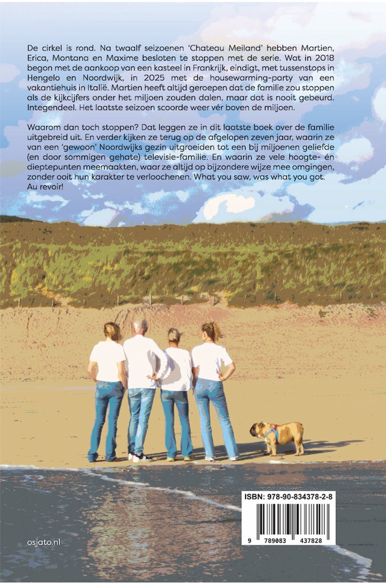Vier personen in witte shirts en spijkerbroeken staan met hun rug naar de camera op het strand, naast een hond.