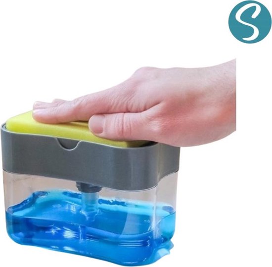 Een hand drukt op een zeepdispenser met spons. De dispenser bevat blauwe zeep.