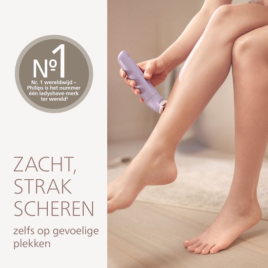 Vrouw scheert haar been met een paarse lady shaver, zacht en strak.