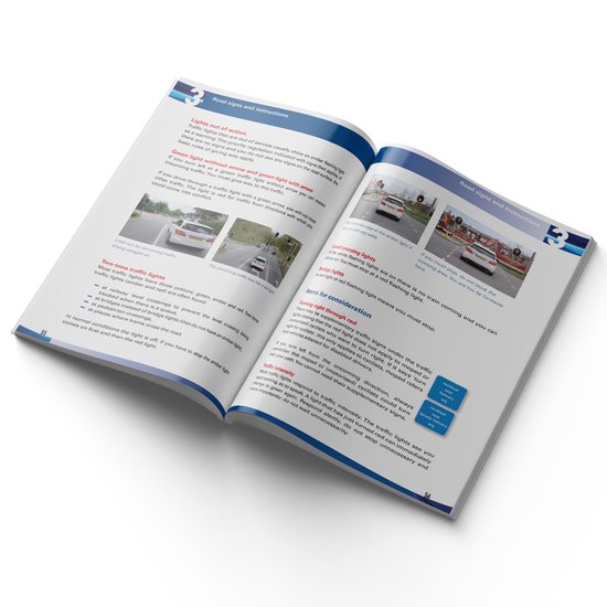 Twee pagina's uit een theorieboek over verkeerslichten met afbeeldingen van kruispunten en verkeerslichten. Een pagina bevat de tekst "Verkeerslichten uit actie" en "Groene lichten met pijl en groen licht met pijl met "Twee-tonige verkeerslichten".