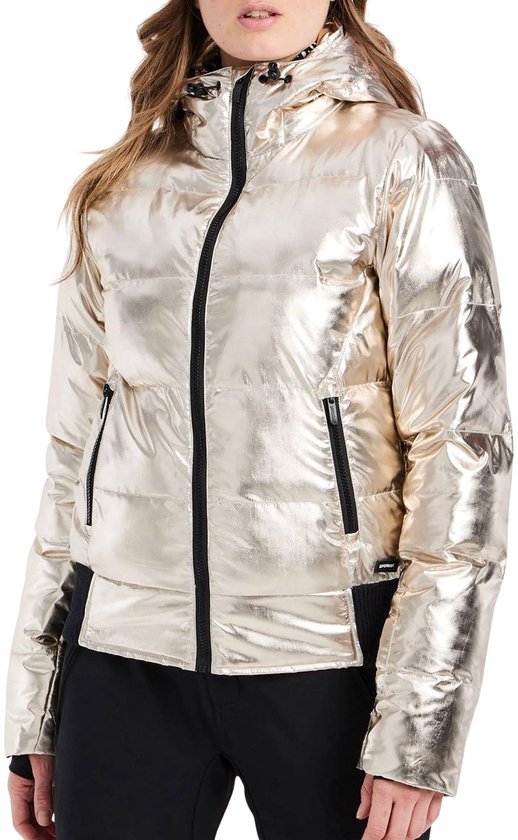 Model van voren in gouden glanzende winterjas, met rits en zwarte accenten.