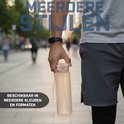 Man in spijkerbroek en grijze outfit houdt een matte beige drinkfles met rietje omhoog. Verkrijgbaar in meerdere kleuren.
