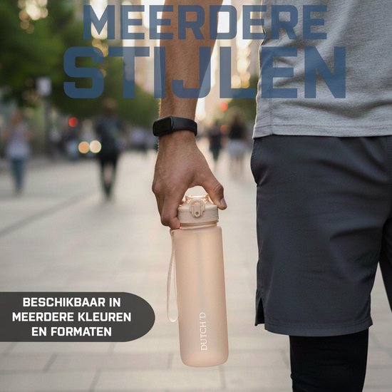 Man in spijkerbroek en grijze outfit houdt een matte beige drinkfles met rietje omhoog. Verkrijgbaar in meerdere kleuren.