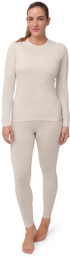 Model met bruine paardenstaart, draagt een gebroken witte thermische set (top en legging) op een witte achtergrond.