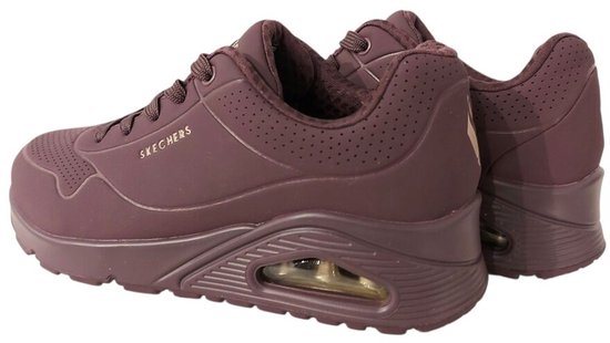 Baskets Skechers UNO de couleur bordeaux, vue latérale avec logo "SKECHERS" et coussin d'air.