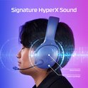 Blauwe headset op een man, met indicatie van 'Signature HyperX Sound' en 40mm drivers.