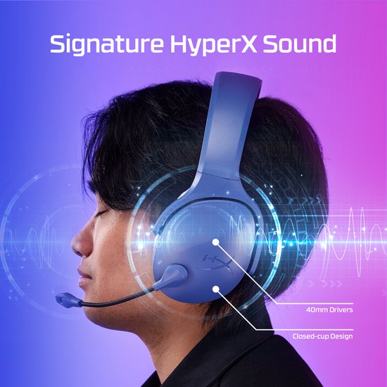 Blauwe headset op een man, met indicatie van 'Signature HyperX Sound' en 40mm drivers.