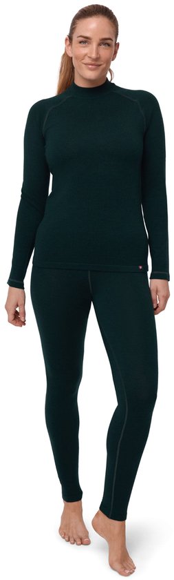 Vrouw in donkergroene therm set, bestaande uit een coltrui en een legging, op witte achtergrond.