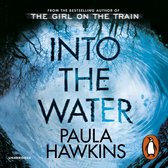 Boekcover: INTO THE WATER door Paula Hawkins. Water met reflecties van bomen.