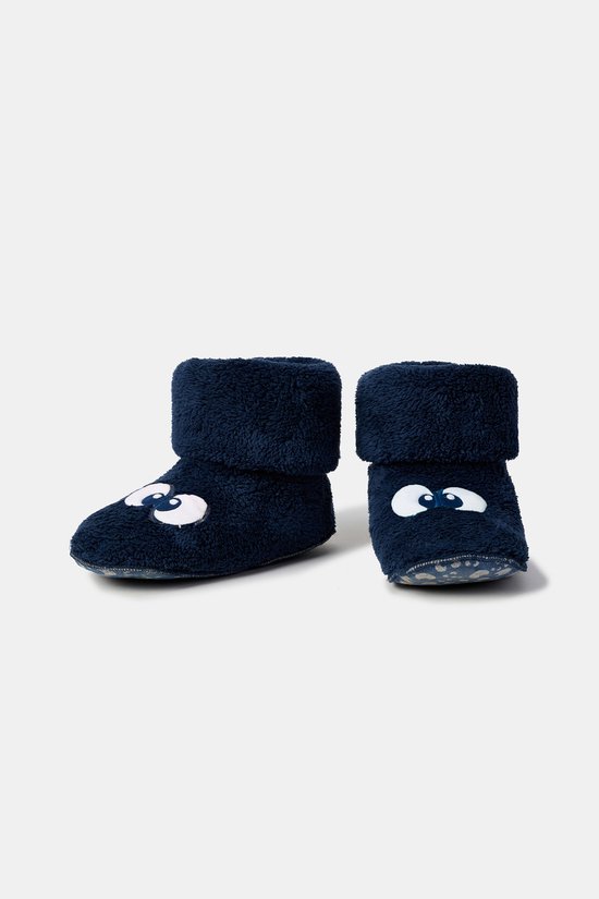 Donkerblauwe schaapswollen laarsjes met witte oogjes op de voorkant. De pijpen zijn omgeslagen.