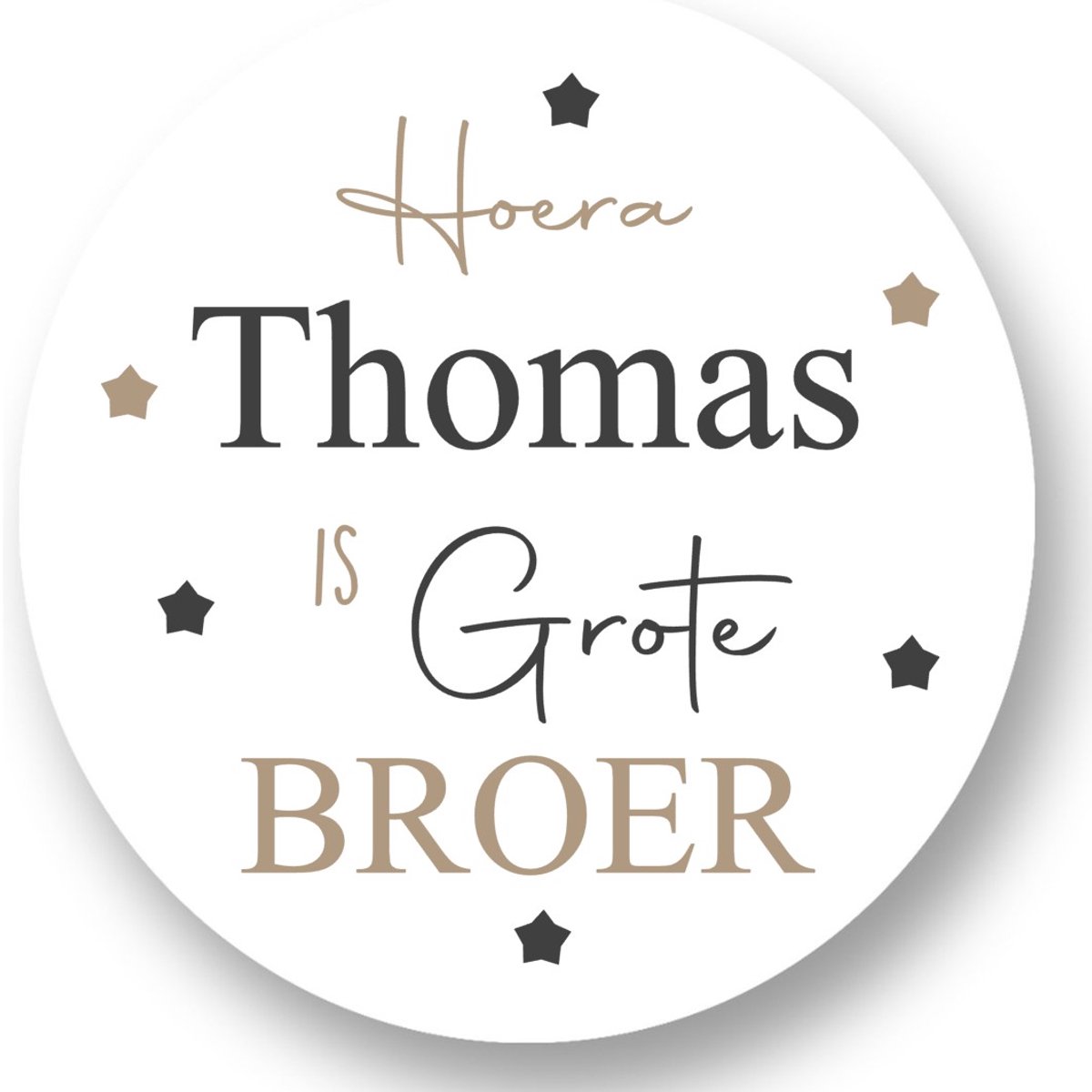 20x Sluitsticker Hoera `Naam` is grote Broer - Beige - 40 mm - Geboorte Sticker - Sluitzegel - Sticker Geboortekaart Jongen - Baby nieuws - Trakteren Broer Zus Basisschool Kinderdagverblijf - Glossy - Sluitzegel - Wensetiket - RoNa Design