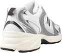 Achterkant van witte New Balance 530 sneakers met zilveren en grijze details.