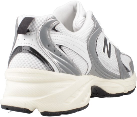 Achterkant van witte New Balance 530 sneakers met zilveren en grijze details.