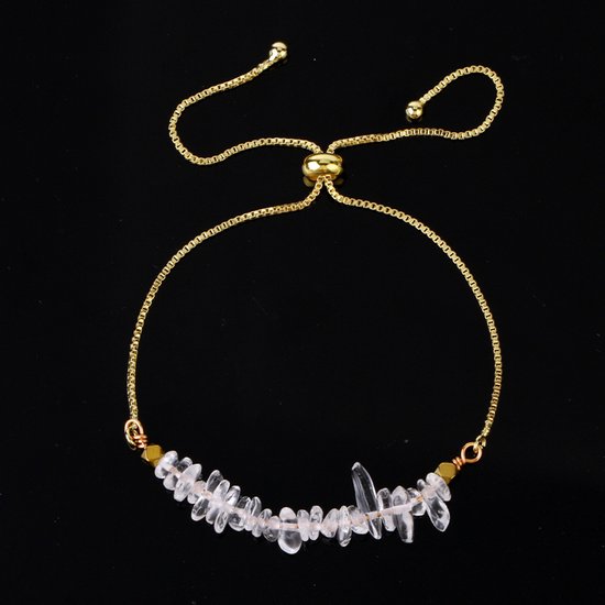 Goudkleurige armband met een rij ruwe bergkristal stukjes en gouden kraaltjes.