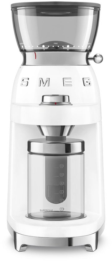 Witte elektrische koffiemolen van Smeg met een transparante opvangbak onderaan en een aan/uit-knop.